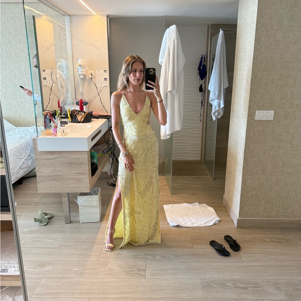 Gorgeous butter yellow gown with intricate sequin detailing! 💛